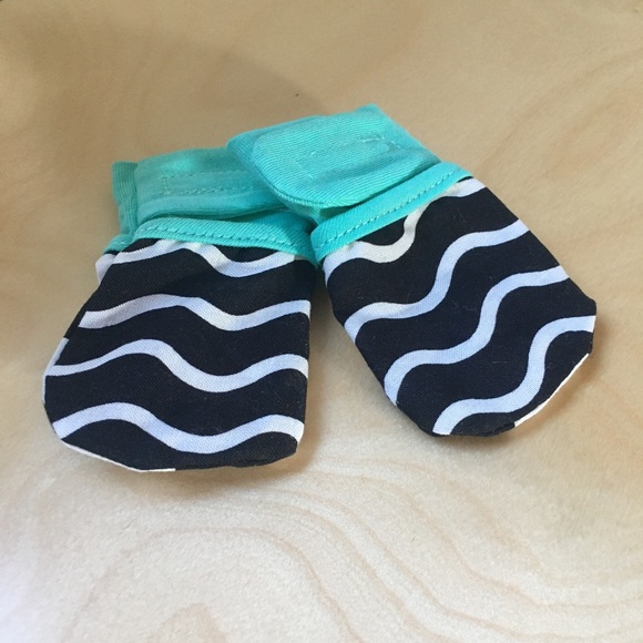 high contrast baby mittens